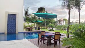 Una piscina al aire libre