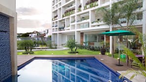 Una piscina al aire libre