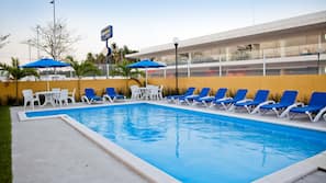 Una piscina al aire libre