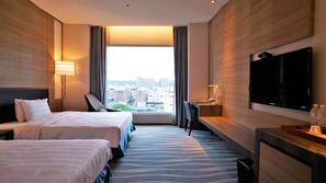Premium bedding, down duvet, in-room safe, desk