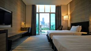 Premium bedding, down duvet, in-room safe, desk