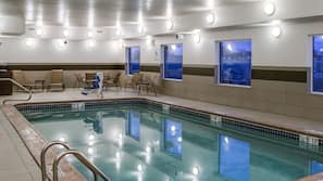 Una piscina cubierta