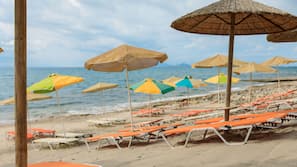 Plage, chaises longues, parasols, serviettes de plage