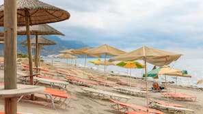 Plage, chaises longues, parasols, serviettes de plage