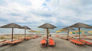 Plage, chaises longues, parasols, serviettes de plage