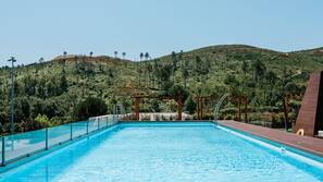 Piscine couverte, piscine extérieure (ouverte en saison)