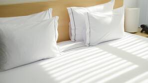Minibar, coffre-forts dans les chambres, bureau, rideaux occultants
