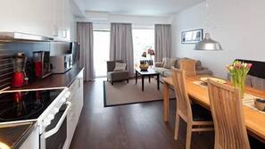 Blendingsgardiner, strykejern/-brett og gratis barnesenger/babysenger
