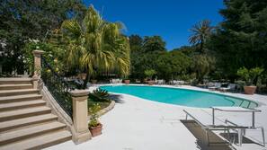 Piscina all'aperto, ombrelloni da piscina, lettini