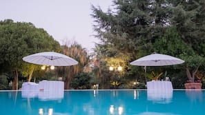 Piscina all'aperto, ombrelloni da piscina, lettini