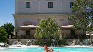 Piscina all'aperto, ombrelloni da piscina, lettini
