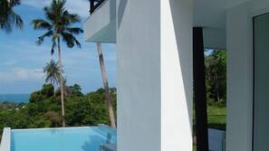 Piscine extérieure, chaises longues