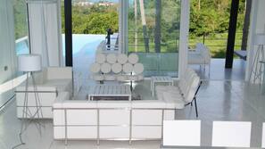 Télévision à écran plat de 50 pouces avec chaînes par satellite