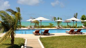 Piscine extérieure, parasols de plage, chaises longues