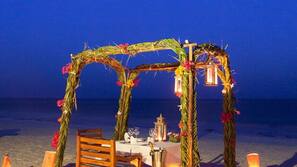 Plage, sable blanc, chaises longues, parasols