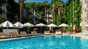 3 piscines extérieures, parasols de plage, chaises longues