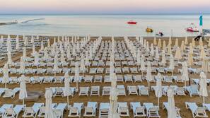 Plage privée à proximité, chaises longues, parasols, serviettes de plage