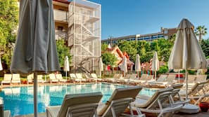3 piscines extérieures, parasols de plage, chaises longues