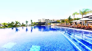 8 Außenpools, Cabañas (kostenlos), Sonnenschirme