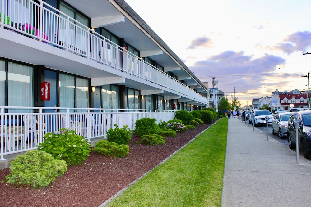 Harris House By the Beach, Atlantic City: Room Prices & Reviews | Travelocity