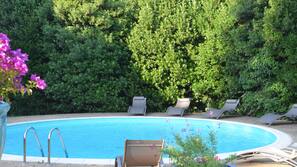 Piscine extérieure (ouverte en saison), chaises longues