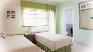 Ropa de cama de alta calidad y cortinas opacas