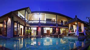 Outdoor pool, free cabanas, sun loungers