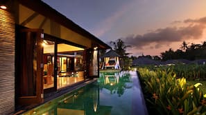 Outdoor pool, free cabanas, sun loungers
