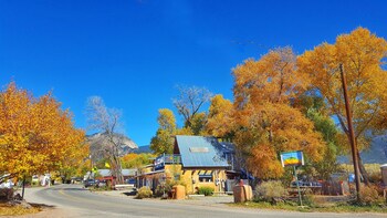 SnowMansion Taos Adventure Lodge & Hostel