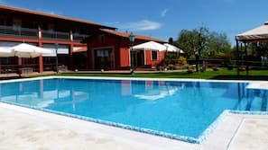 Piscina stagionale all'aperto, ombrelloni da piscina, lettini