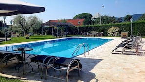 Piscina stagionale all'aperto, ombrelloni da piscina, lettini