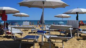 Playa privada cerca, tumbonas y sombrillas