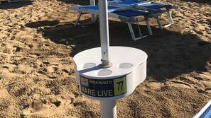 Playa privada cerca, tumbonas y sombrillas