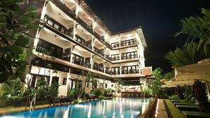 Outdoor pool, pool loungers