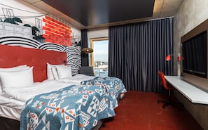 Solo Twin | Minibar, in-room safe, individually decorated, desk