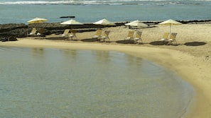 Na praia, guarda-sóis, toalhas de praia, bar na praia