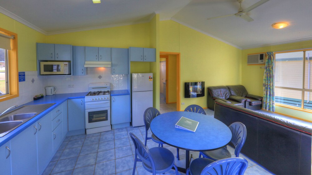 Private kitchen, Eden Gateway Holiday Park