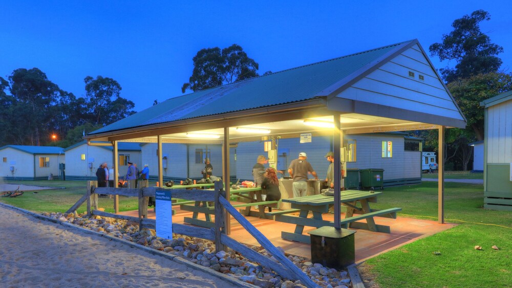 BBQ/picnic area, Eden Gateway Holiday Park