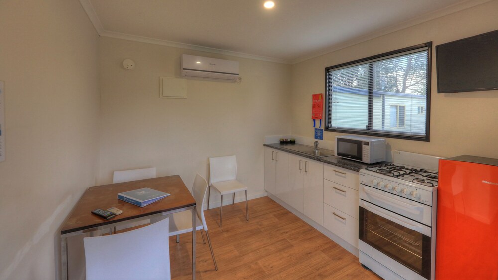 Private kitchenette, Eden Gateway Holiday Park