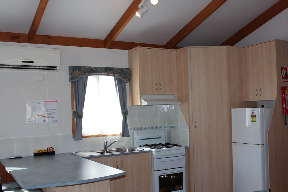 Private kitchen, Eden Gateway Holiday Park