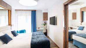 Sengetøy av topp kvalitet, minibar, safe på rommet og skrivebord