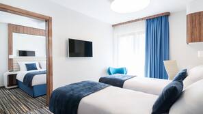 Sengetøy av topp kvalitet, minibar, safe på rommet og skrivebord