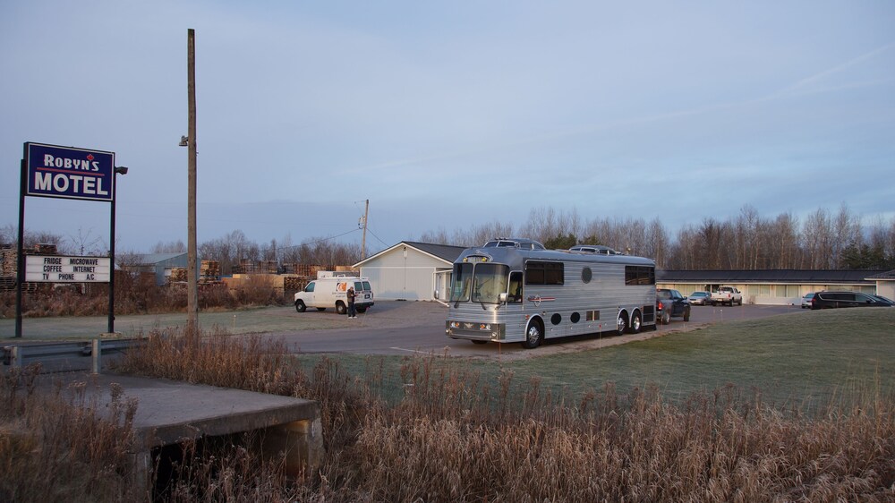 Parking, Robyn's Motel