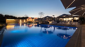 3 outdoor pools, open 9:00 AM to 10 PM, cabanas (surcharge)
