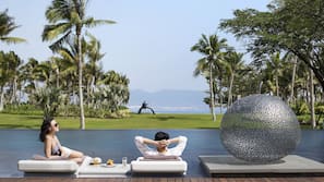 Una piscina cubierta, 3 piscinas al aire libre