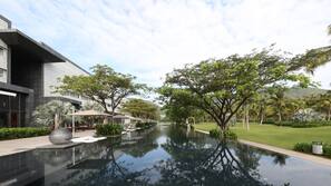 Una piscina cubierta, 3 piscinas al aire libre