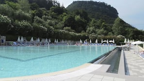Außenpool, Sonnenschirme, Liegestühle