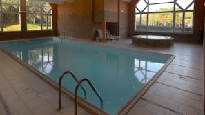 Piscine couverte, piscine extérieure (ouverte en saison)