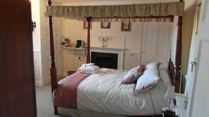 Premium bedding, iron/ironing board, free WiFi