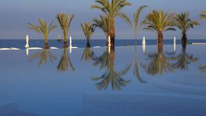 Inomhuspool, utomhuspool, parasoller och solstolar